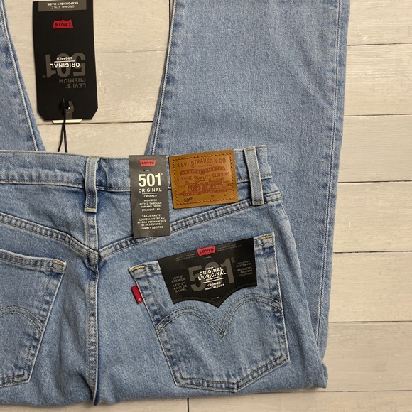 Levi’s Premium 501 Crop in Tango Surge - Picture 5 of 16